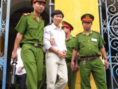 Hoàng Khương, phóng viên Báo Tuổi Trẻ trước TAND TPHCM hôm 07/9/2012