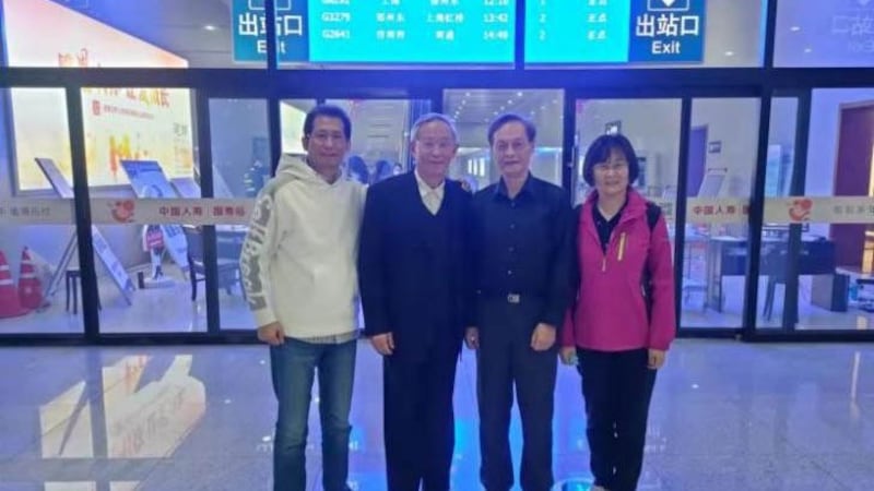 左起:砚翁儿子、一砚翁、江棋生、章 虹。(江棋生提供)