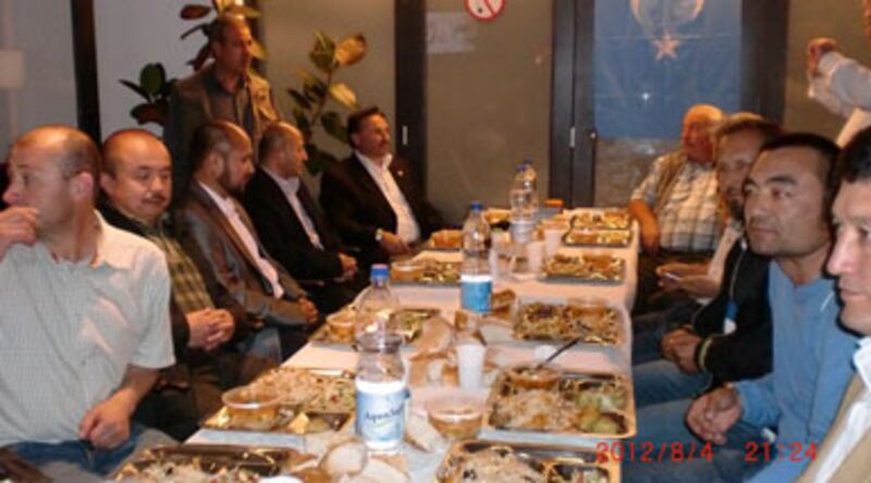 ئىپتارچىلار ئىپتار ۋاقتىنى كۈتمەكتە. 2012-يىلى 4-ئاۋغۇست، گوللاندىيە.