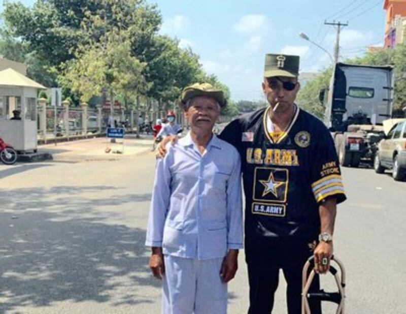 Đại úy James Văn Thạch và Trung Úy Võ Văn Sang QLVNCH chụp tại Mỹ Tho, Việt Nam