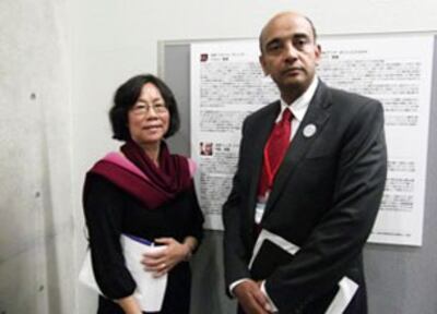 图片:独立中文笔会会长廖天琪(左)与美国笔会会长阿皮亚(右)29号在东京国际笔会狱中作家委员会成立50周年纪念大会上,声援刘晓波争取诺贝尔和平奖。(南洲拍摄)