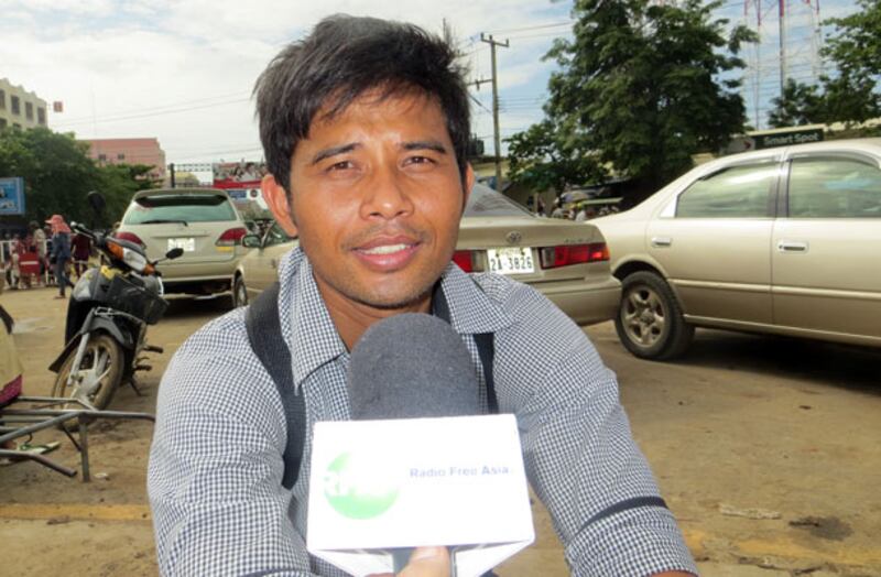 លោក ប៊ូ ផល្លា ផ្ដល់​បទសម្ភាសន៍​ដល់​វិទ្យុ​អាស៊ីសេរី អំពី​ការ​លំបាក​រក​ទីតាំង​ធ្វើ​លិខិត​ស្នាម​ស្រប​ច្បាប់​ដើម្បី​ទៅ​ធ្វើ​ការ​នៅ​ប្រទេស​ថៃ នា​ក្រុង​ប៉ោយប៉ែត កាល​ពី​ថ្ងៃ​២៨ កក្កដា ២០១៤។