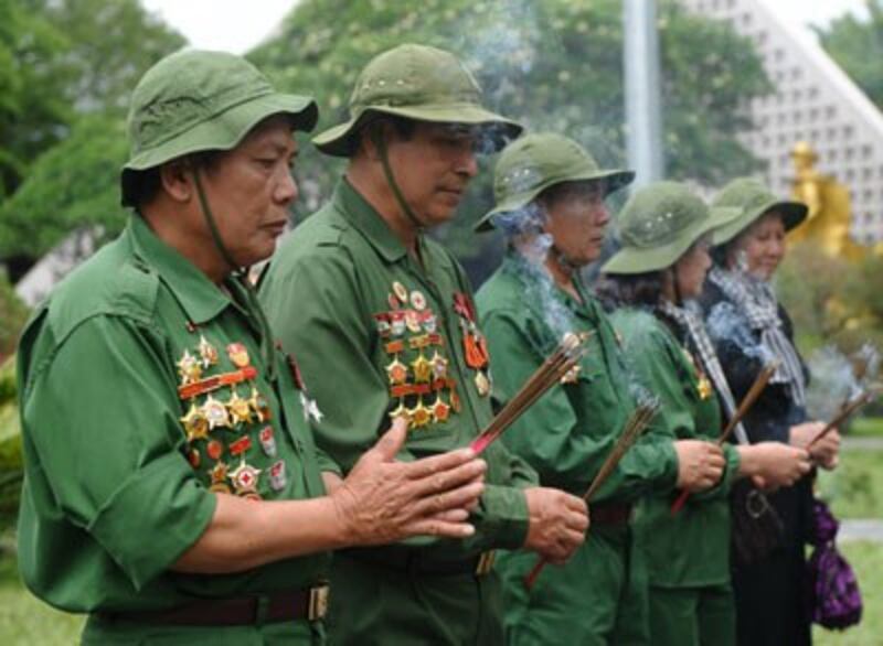Bộ đội Việt Nam tưởng niệm ngày chiến thắng Điện Biên Phủ. AFP photo