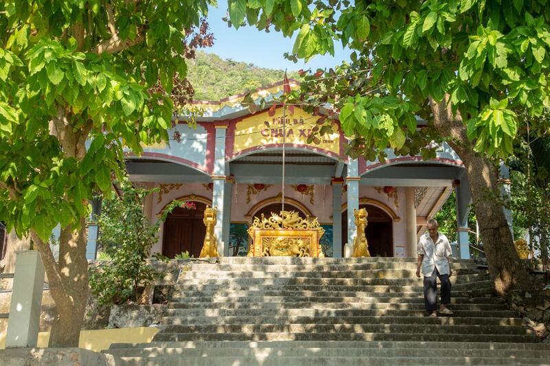 Miếu Bà Chúa Xứ trên đảo. Cụ ông 93 tuổi, người chăm nom Miếu Bà hàng ngày