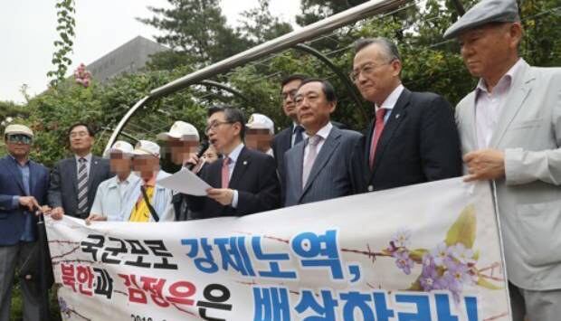 지난해 6월 서초동 서울중앙지법에서 사단법인 물망초 국군포로송환위원회가 법원 출석 전 기자회견을 하고 있다. 이들이 탈북 국군포로 2명을 대리해 북한 김정은을 상대로 낸 손해배상 청구 소송은 이날 서울중앙지법에서 열렸다. 