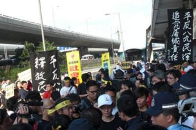 图片:中共建政61年之际,香港有民间团体发起游行,要求釋放劉曉波等異見人士。(蔡淑芳拍摄提供本台发表)