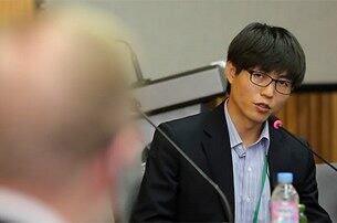 2013년 8월 서울 연세대학교 새천년홀에서 열린 유엔 북한인권 조사위원회(COI) 북한 인권 공청회에서 정치범수용소 출신인 탈북자 신동혁 씨가 14호 수용소 생활에 대한 질문에 답변하고 있다.
