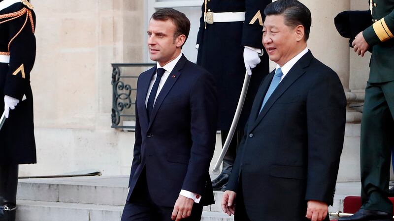 法国总统马克龙(左)接待来访的中国国家主席习近平。(美联社)
