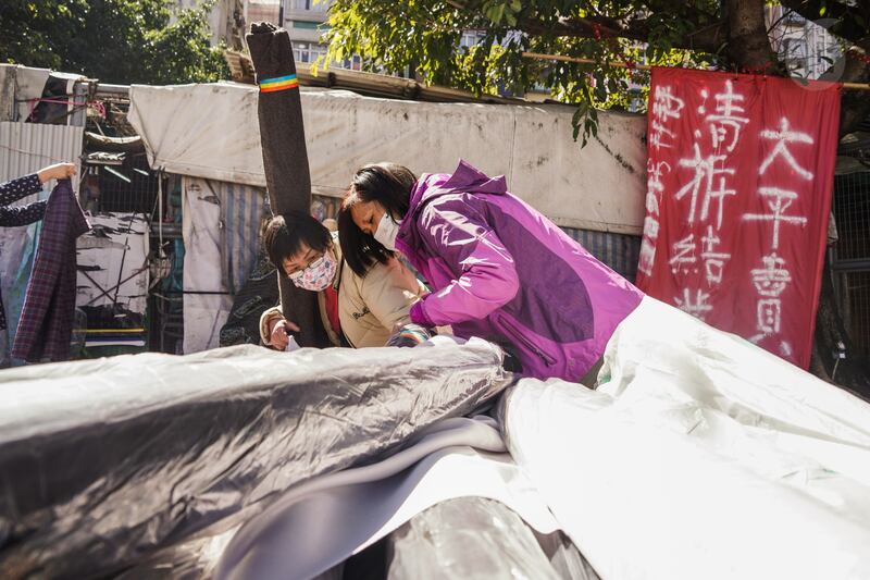 不少布販在「棚仔」關閉前清貨平賣。(石頭攝)