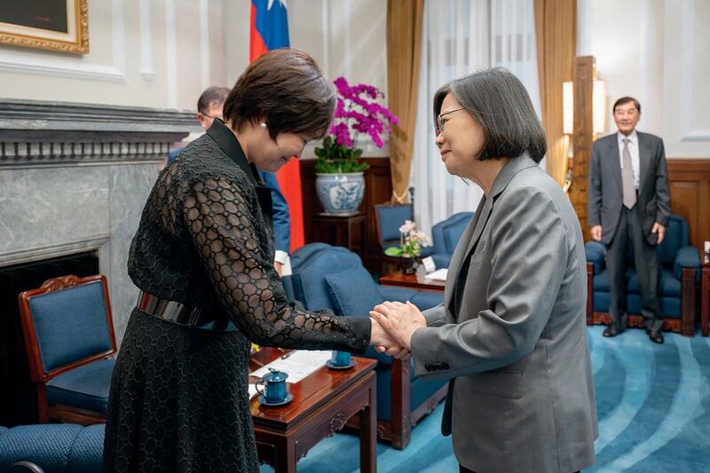 台湾的总统蔡英文19日在总统府接见日本前首相安倍晋三遗孀安倍昭惠。(台湾总统府提供)
