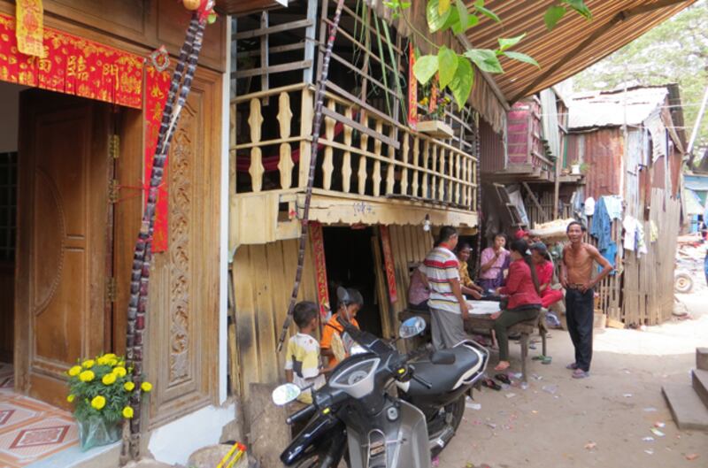 ជនជាតិ​វៀតណាម ជួបជុំ​គ្នា​ក្នុង​ថ្ងៃ​បុណ្យ​ចូល​ឆ្នាំ​ចិន-វៀតណាម នា​សង្កាត់​ច្បារអំពៅ រាជធានី​ភ្នំពេញ កាល​ពី​ថ្ងៃ​ទី​២០ ខែ​កុម្ភៈ ឆ្នាំ​២០១៥។ 