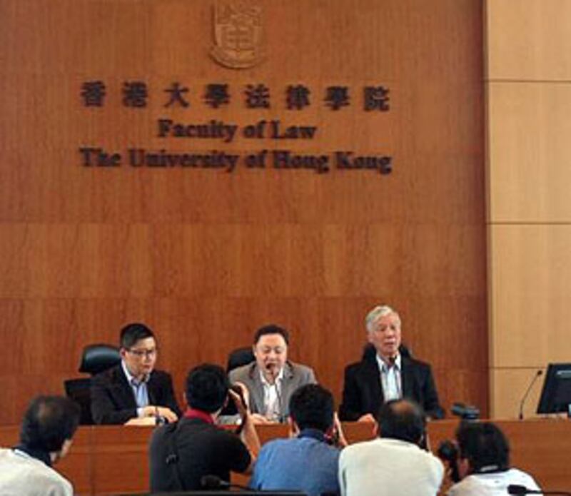 2014年4月30日，佔領中環行動選出坊間15個政改建議方案，會在下周舉行的全民政改商討日，讓參加者以一人一票方式，選出最多人支持的三個方案，然後進行下步全民投票，讓市民選出一個最終方案。（粵語組林靜攝）