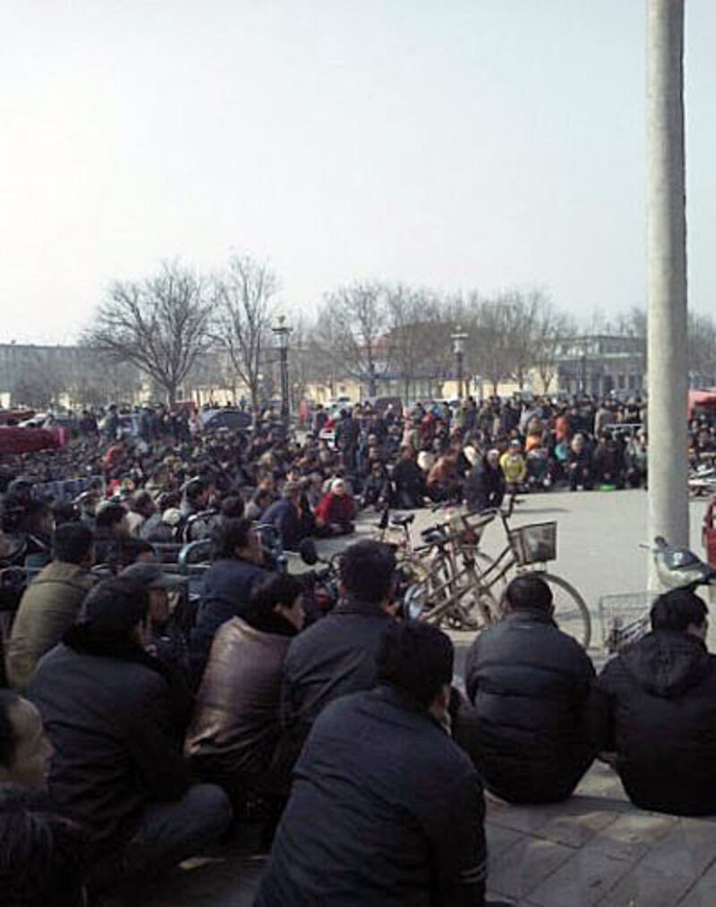 2013年2月23日, 河北省深州市禮門寺村和南街關村共千多名農民,到市政府門前下跪,要求政府嚴懲貪官。(禮門寺村村民王先生提供)
