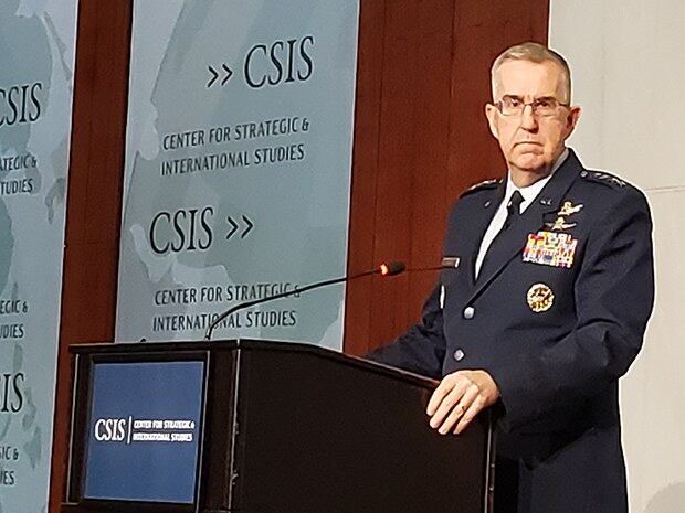 17일 미국 전략국제문제연구소(CSIS)에서 열린 안보 관련 강연회에서 강연하는 존 하이튼(John Hyten) 미국 합참차장.