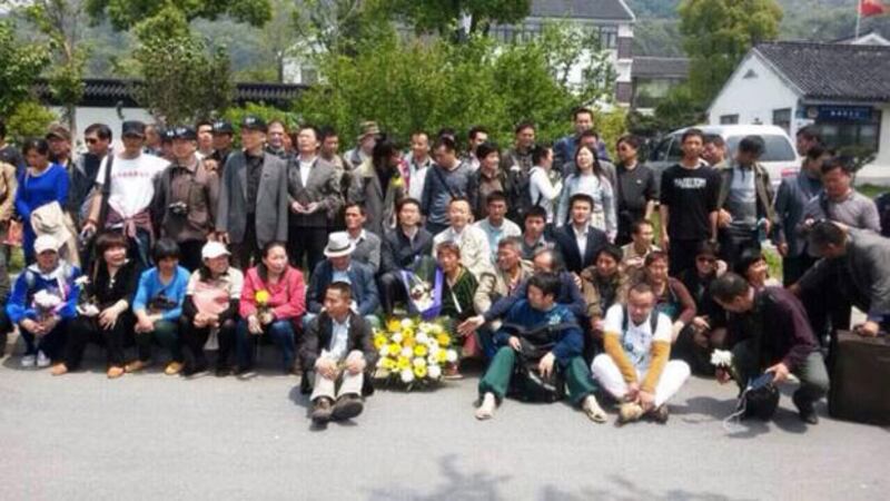 4月29日林昭忌日，大約百名各地民眾到蘇州拜祭，被大批警察抓至派出所。（照片來自威廉退爾推特）