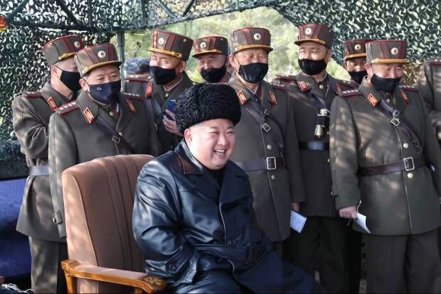 김정은 북한 국무위원장이 12일 포병부대들의 포사격대항경기를 지도하고 앞으로도 이런 훈련경기를 계속하라고 지시했다고 조선중앙통신이 13일 보도했다. 사진은 조선중앙TV가 이날 오후 공개한 훈련 지도 현장 사진으로, 김 위원장이 훈련을 지켜보며 활짝 웃고 있다. 