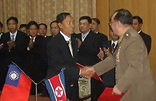 2008년 미얀마의 쉐 만 장군과 북한의 김격식 당시 군총참모장이 군사협력과 관련한 양해각서를 체결한 후 악수하는 장면. 