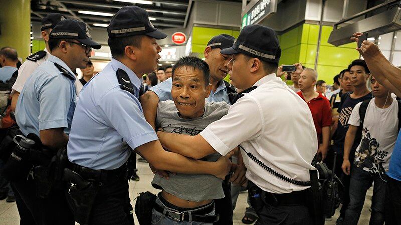 2019年7月30日,香港民众堵塞地铁,并与警察发生冲突。(美联社)