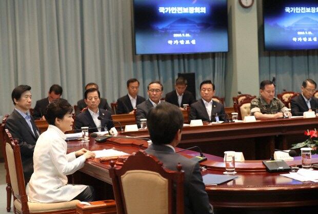 박근혜 대통령이 21일 오전 청와대에서 열린 북한의 탄도 미사일 발사 등 최근 북한의 도발 위협과 관련해 안보상황 점검을 위한 국가안전보장회의(NSC)를 주재하고 있다.