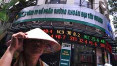 Một công ty kinh doanh chứng khoán tại Hà Nội, ngày 21 tháng 5 năm 2010. AFP PHOTO / HOANG DINH Nam.