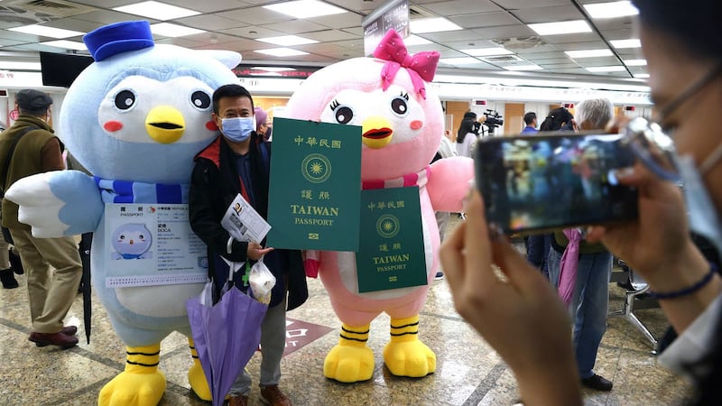 台湾新版护照申办首日,吸引两千多名民众申办。(路透社)