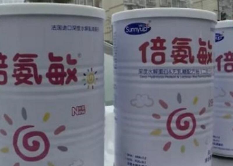 固體飲料「倍氨敏」,家長遭誤導以為是奶粉。(視頻截圖)