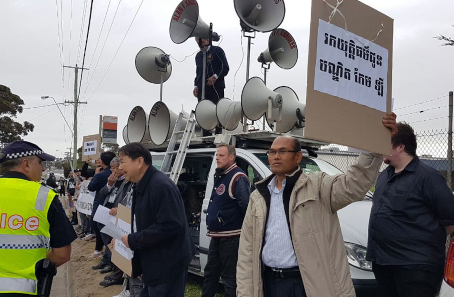 ពលរដ្ឋ​ខ្មែរ​រស់​នៅ​អូស្ត្រាលី​តវ៉ា​ប្រឆាំង​​វត្តមាន​លោក ហ៊ុន ម៉ាណែត នា​ទីក្រុង​ម៉ែលប៊ន (Melbourne) ប្រទេស​អូស្ត្រាលី នៅ​ថ្ងៃ​ទី​៧ ខែ​តុលា ឆ្នាំ​២០១៦។