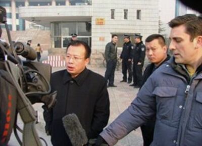资料图片:结石维权联盟负责人赵连海在石家庄法院外,向美国记者表达家长们的诉求。(志愿者提供)