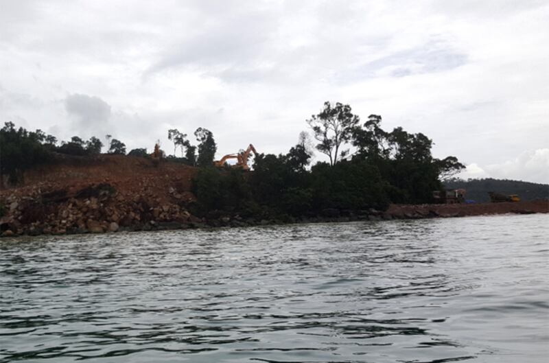 សកម្មភាព​ក្រុមហ៊ុន រ៉ូយ៉ាល់ គ្រុប (Royal Group) ប្រើ​គ្រឿងចក្រ​ឈូស​ឆាយ​ផ្លូវ នៅ​លើ​កោះរ៉ុង ខេត្ត​ព្រះសីហនុ កាល​ពី​ថ្ងៃ​ទី​៤ ខែ​សីហា ឆ្នាំ​២០១៥។ 