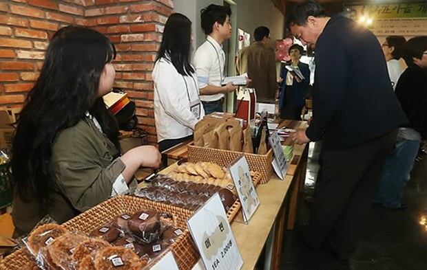 서울 노원구 공릉동 평보빌딩에서 열린 '공간 이음'개소식에서 직원들이 쿠키, 머핀 등을 판매하고 있다. '공간 이음'은 새터민의 취업과 창업을 유도하고 자립의 기반을 구축하기 위한 복합커뮤니티공간이다.