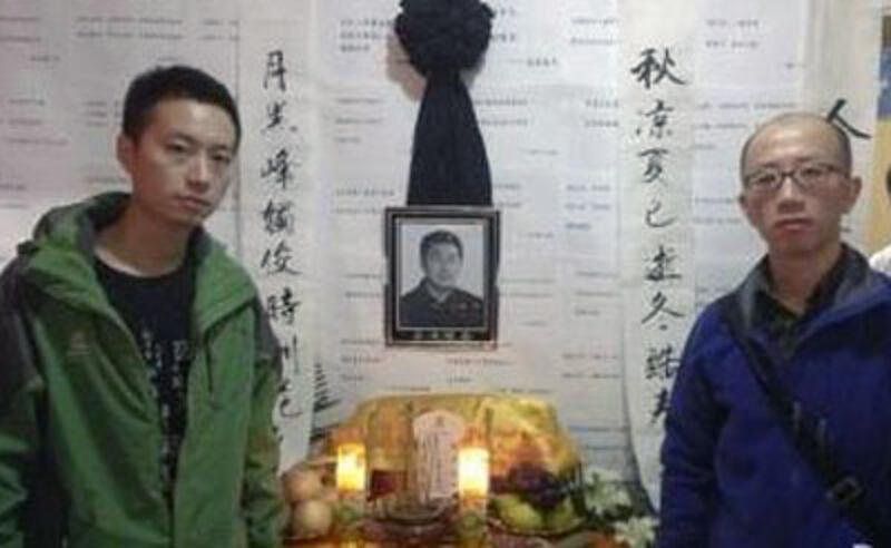 北京維權人士胡佳(右),與網友前往夏家弔唁。(網友提供)