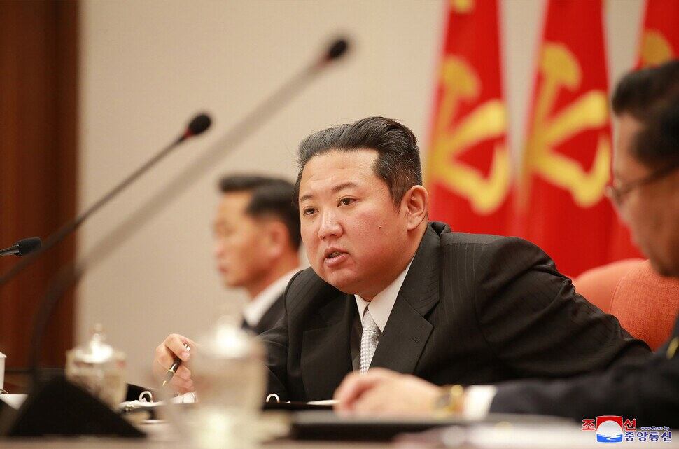 북한이 2021년 12월 27일부터 31일까지 진행한 노동당 제8기 제4차 전원회의에서 김정은 당 총비서가 발언하고 있다.