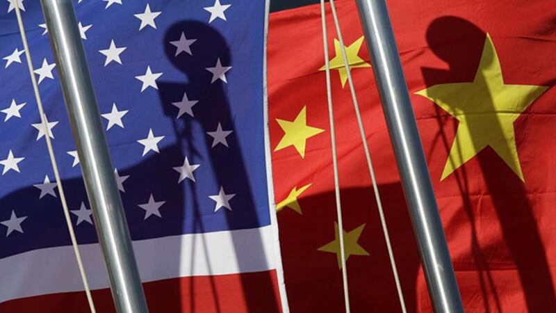 美中两国国旗(路透社图片)