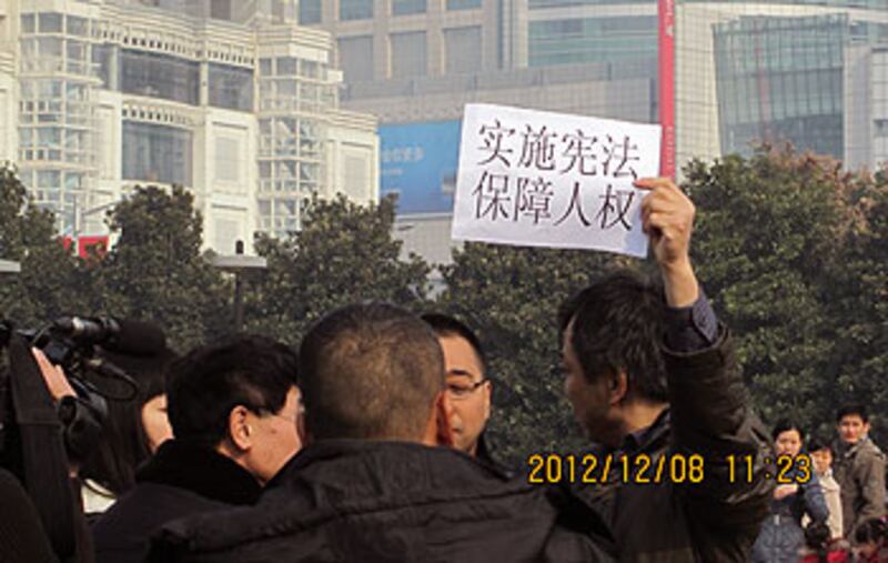 2012年12月8日,占海特組織非滬籍學生、家長的第二次“親子活動”時,父親占全喜因與驅趕的警察發生肢體衝突而被抓走。(占海特提供)