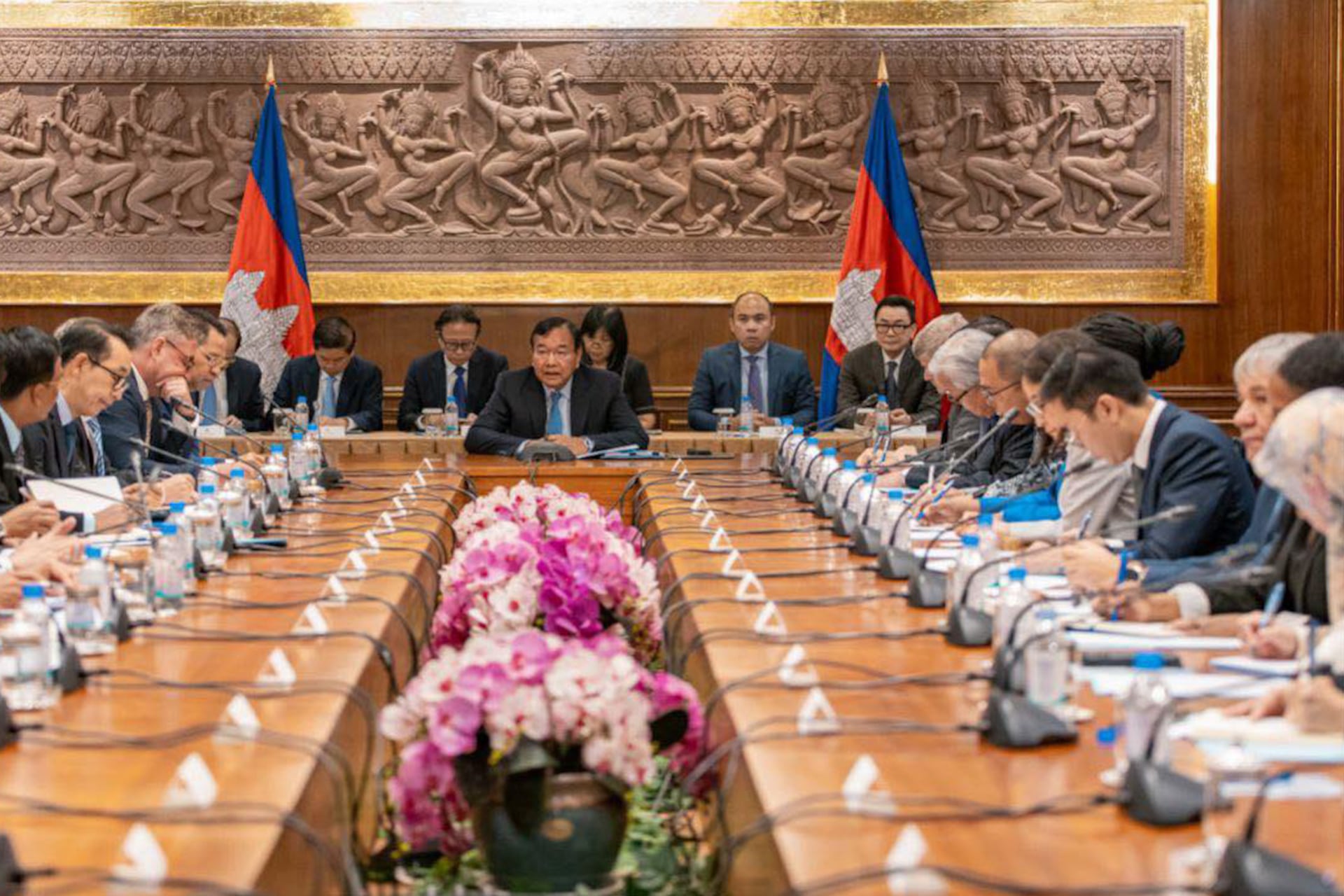 Cambodian Foreign Minister Prak Sokhonn holds a meeting with foreign diplomats on resolving border issues with Thailand.