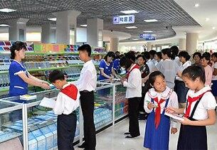 평양아동백화점에서 북한 주민들이 상품을 보고 있다.