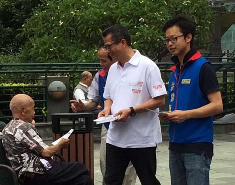 2015年5月2日，發展局長陳茂波到秀茂坪商場外派政改宣傳單張，部分長者收到單張並沒有反應。(現場人士提供)