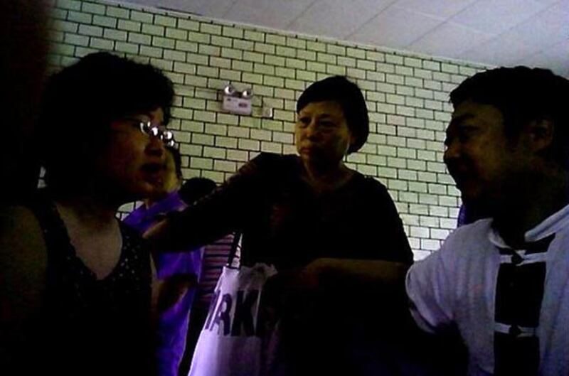 成都市訪民都玲(左)與成都市維權人士鄧品芳(中間)及成都市維權人士陳雲飛(右)會面。(相片由受訪者提供)