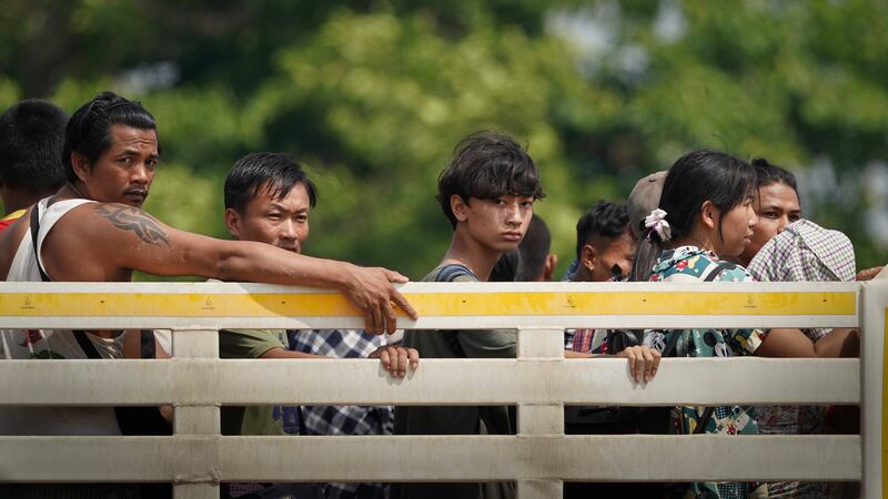 မြဝတီမြို့ အမှတ် (၂) တံတားအနီး တိုက်ပွဲကြောင့် ထိုင်းဘက်ကို ထွက်ပြေးလာကြသည့် စစ်ဘေးဒုက္ခသည်များအား ၂၀၂၄ ခုနှစ်၊ ဧပြီလ ၂၀ ရက်နေ့က တွေ့ရစဥ်။ (Photo : RFA)