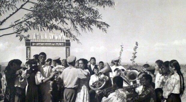 1960년대 우즈베키스탄 집단농장 공연에서 춤추는 고려인. 