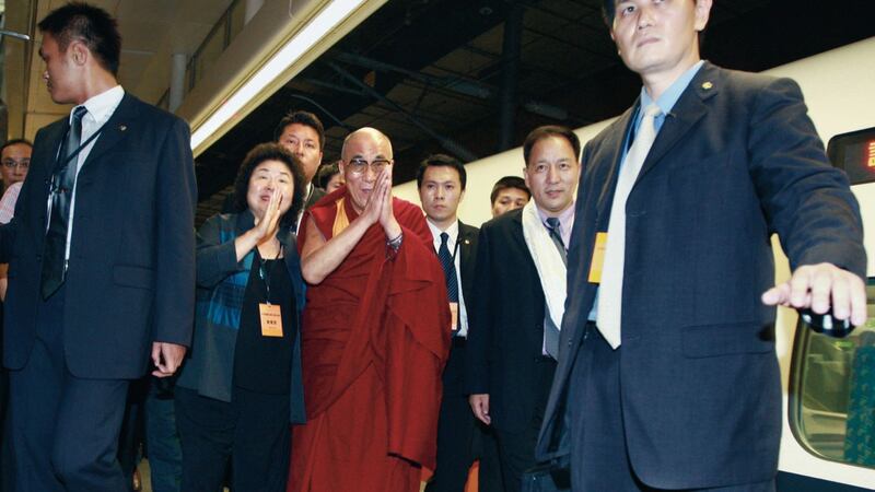 二零零八年达赖喇嘛受民进党籍高雄市长陈菊等南部县市首长邀请访台,为八八风灾祈福,刚到任的驻台代表达瓦才仁陪同。(达赖喇嘛西藏宗教基金会提供)