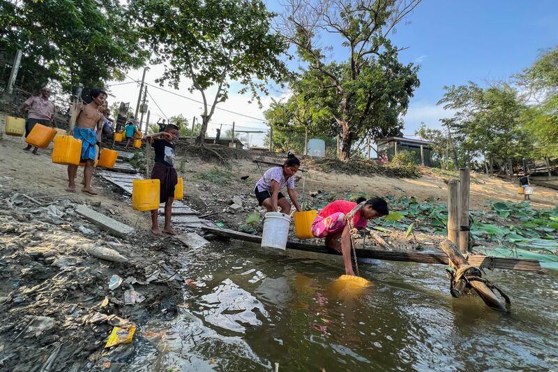 ရန်ကုန်မြစ်တစ်ဘက်ကမ်း ဒလမြို့နယ်တွင် နေထိုင်သည့် ပြည်သူများ သောက်သုံးရေခပ်ယူနေကြသည်အား ၂၀၂၃ ခုနှစ် မေလ ၂ ရက်နေ့က တွေ့ရစဉ်။ (Photo: RFA)