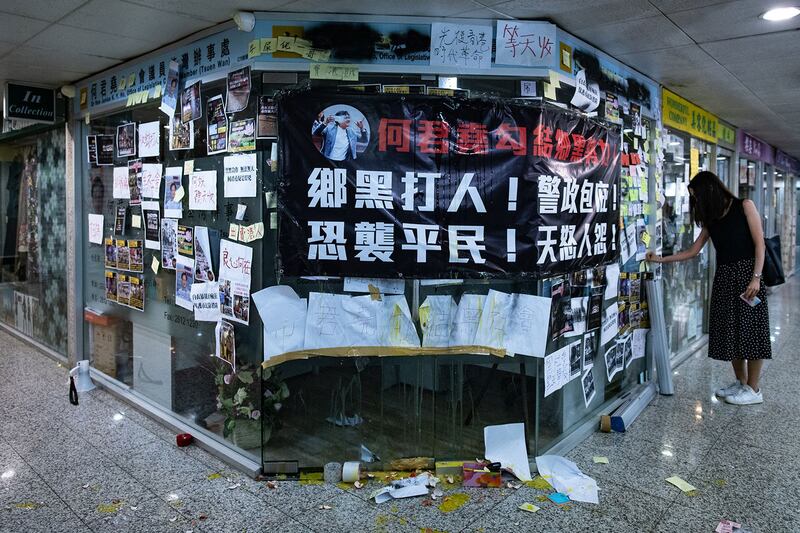 香港元朗21日发生大批白衣人殴打市民的暴力事件后,事前曾与白衣人握手并称对方为“英雄”的立法会议员何君尧成为众矢之的。图为2019年7月22日,香港建制派议员何君尧办公服务处狼藉被砸。(法新社)