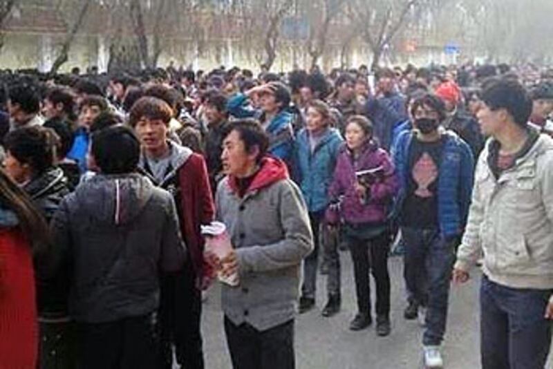 黃南州及同仁縣三間學校約三千名藏族學生,11月9日從學校遊行至州政府抗議。學生遊行期間沒有拿抗議標語或喊口號,他們唸達賴喇嘛經文。(照片由現場人士提供)