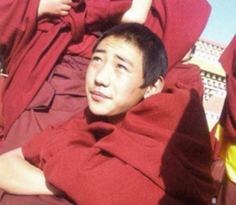 阿壩縣格德寺18歲僧人更敦彭措，年幼在該寺院習佛。3月8日，更敦彭措持達賴喇嘛法相到縣城抗議被捕。（照片來自西藏人權民主促進中心） 