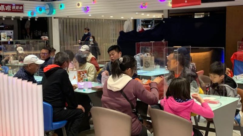 全台最大的清水休息站晚间游客还是不少，美食街以“隔板”隔开游客用餐距离。(记者 黄春梅摄)