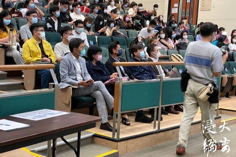 浸大編委報道指，是日課堂估計有多於100名學生參與，其中約一半為中國留學生；校方高層亦有到場旁聽。（授權於香港浸會大學學生會編輯委員會圖片）