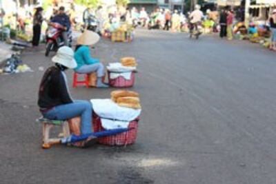 Những người bán hàng rong tại Buôn Mê Thuột, ảnh chụp hôm 2 tháng 6 năm 2013. RFA PHOTO.