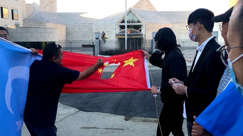 反共人士首先用刀割破中國國旗再焚燒。（馬立克 攝）