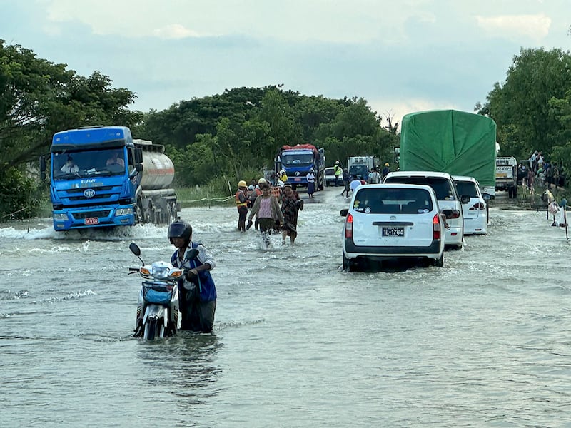 ရန်ကုန်တိုင်း လှည်းကူးမြို့နယ် အင်းတိုင်ရွာအနီး ရန်ကုန်-ပဲခူးလမ်းမပေါ်တွင် ရေကျော်နေသည်ကို ၂၀၂၃ ခုနှစ် အောက်တိုဘာလ ၁၃ ရက်က တွေ့ရစဉ်။ (Photo: RFA)